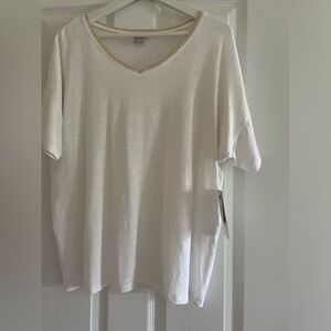 Linen tee with a touch of stretch plus a metallic thread neckline trim